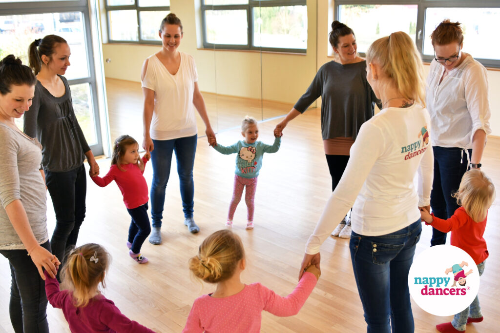 nappydancers® Gruppe Eltern Kinder im Kreis