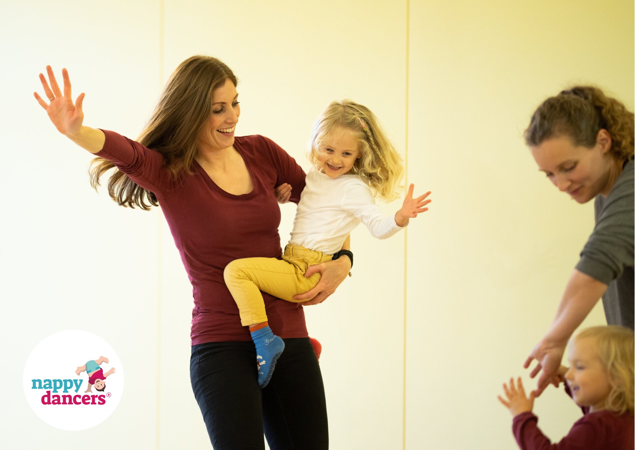 nappydancers® Mama und Kind auf dem Arm haben Spaß